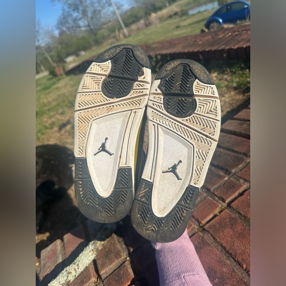 Black and gold jordans - Picture 5 of 6